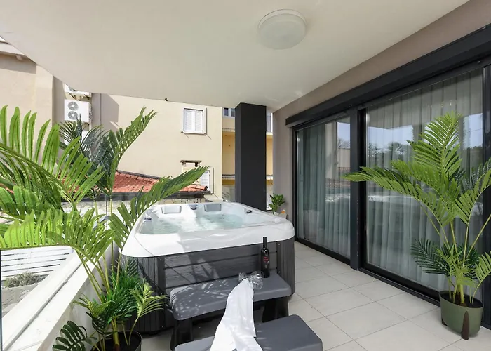 Luxurious Urban Retreat Apartment With Whirlpool And Private Parking