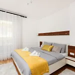 Luxurious Urban Retreat Apartment With Whirlpool And Private Parking