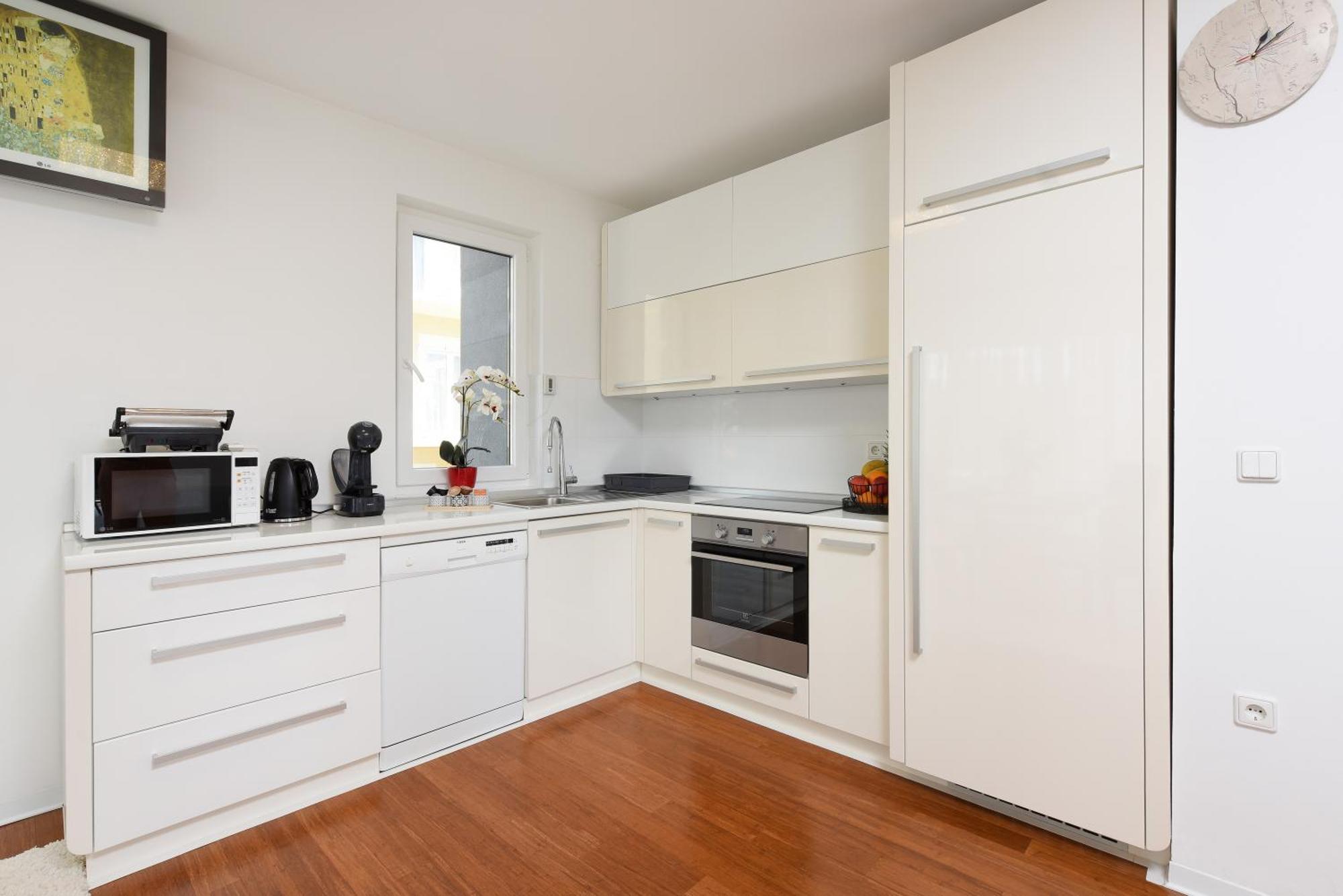 Luxurious Urban Retreat With Whirlpool And Private Parking *