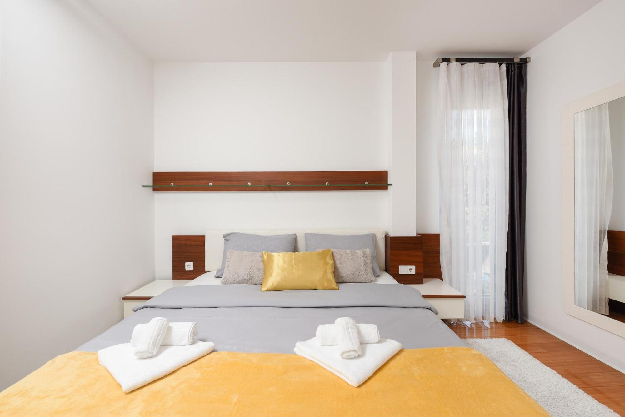 Luxurious Urban Retreat With Whirlpool And Private Parking