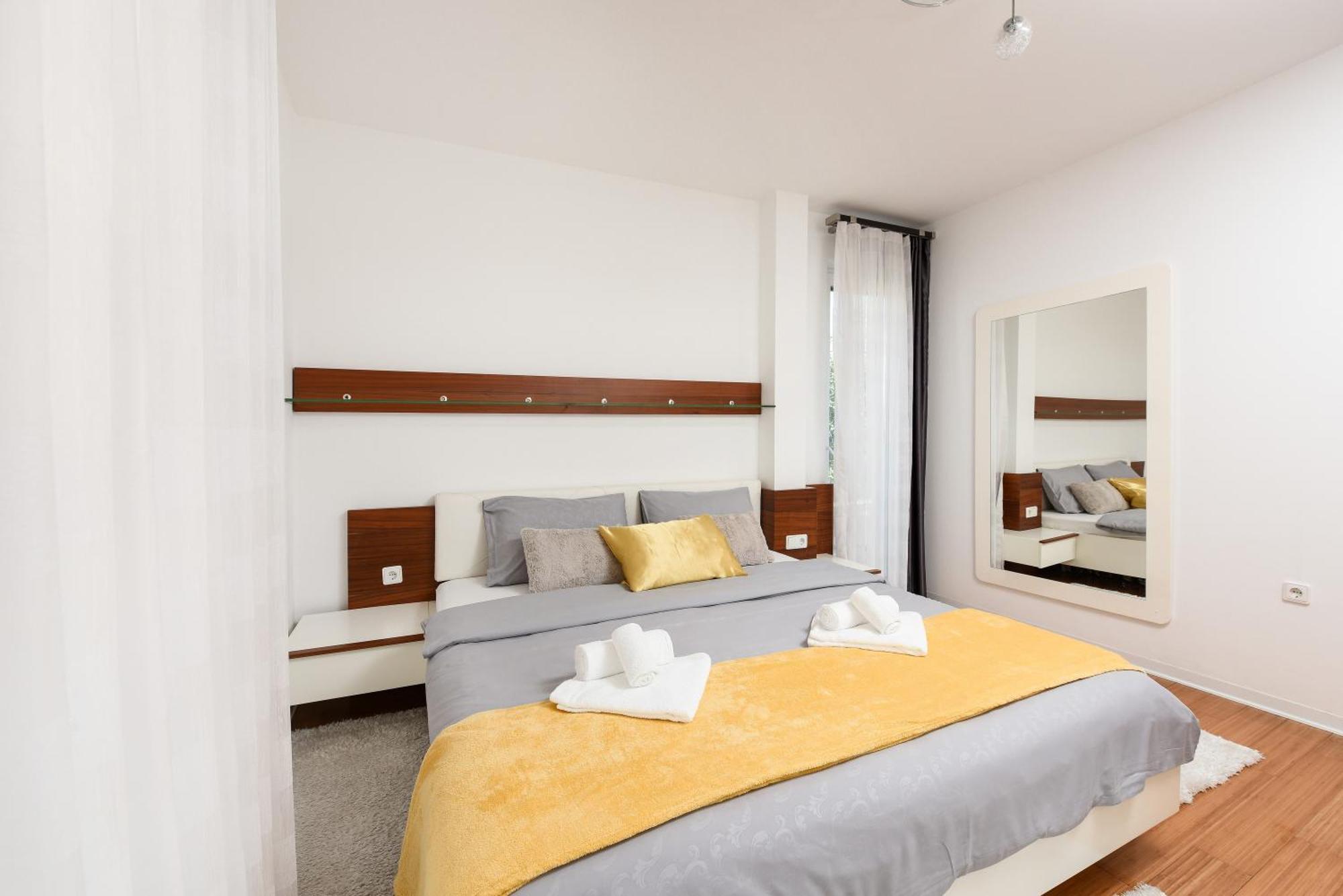 Appartement Luxurious Urban Retreat With Whirlpool And Private Parking