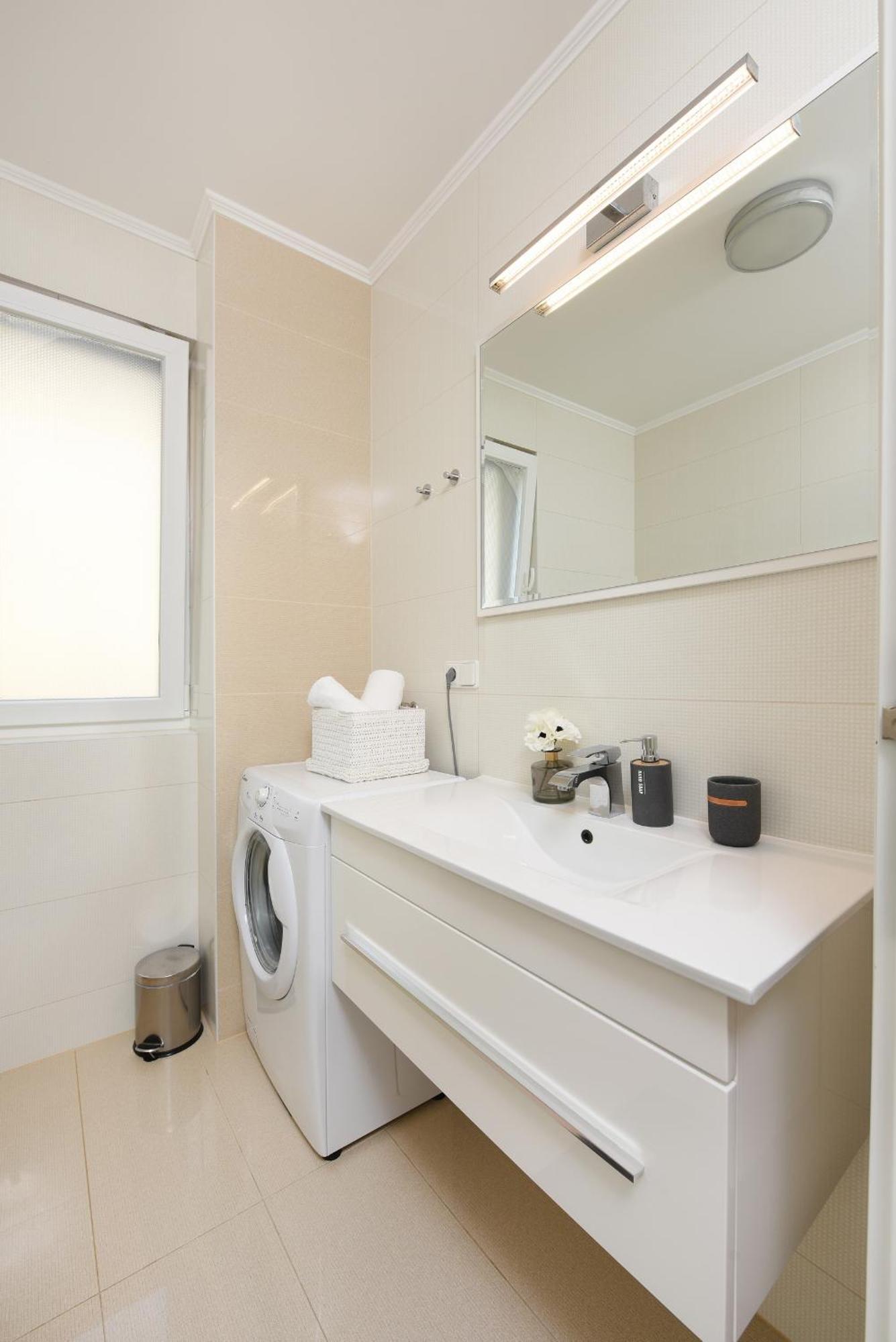 Luxurious Urban Retreat With Whirlpool And Private Parking Zadar