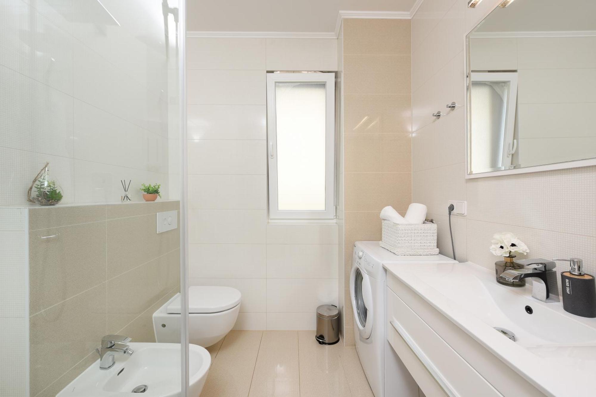 Luxurious Urban Retreat With Whirlpool And Private Parking