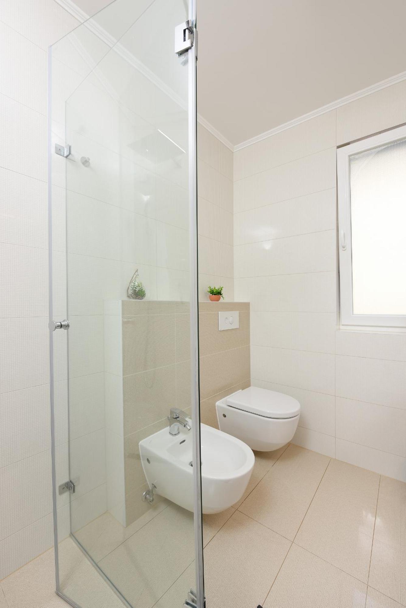 Luxurious Urban Retreat With Whirlpool And Private Parking