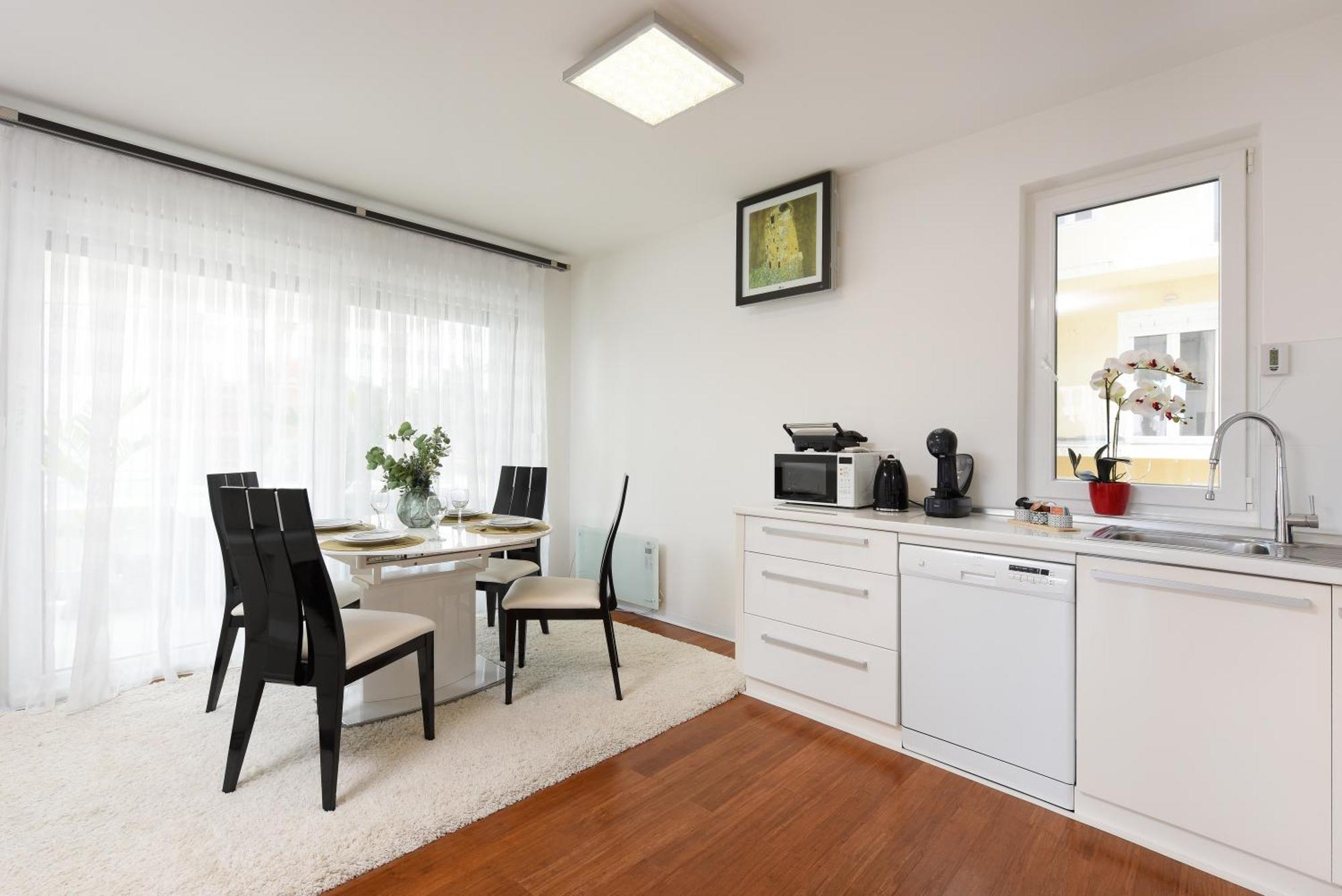 Appartement Luxurious Urban Retreat With Whirlpool And Private Parking