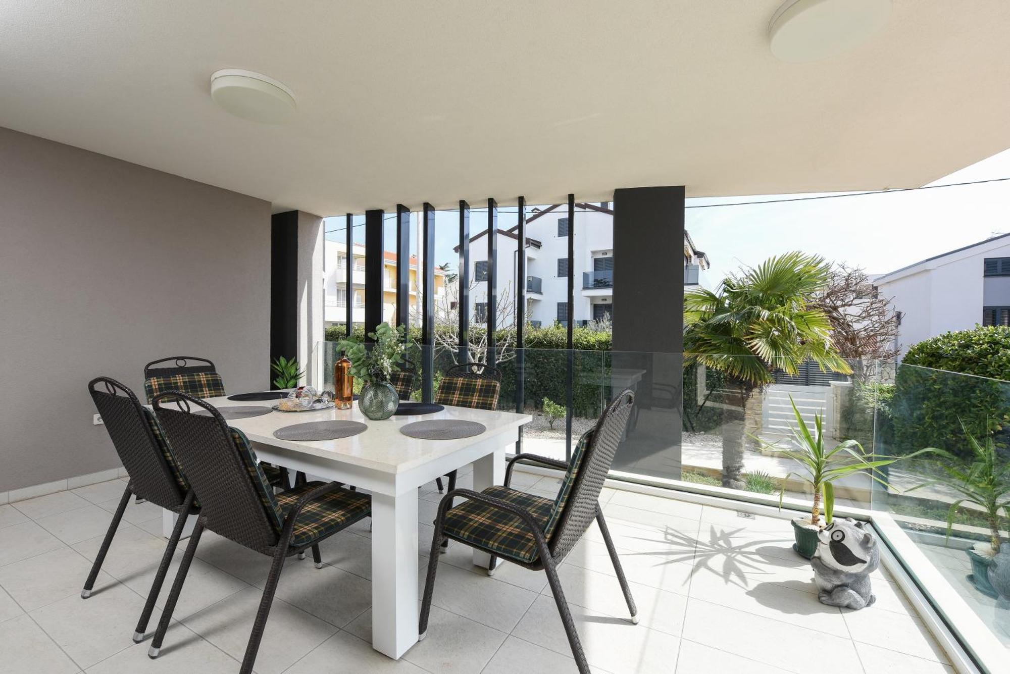 Luxurious Urban Retreat With Whirlpool And Private Parking