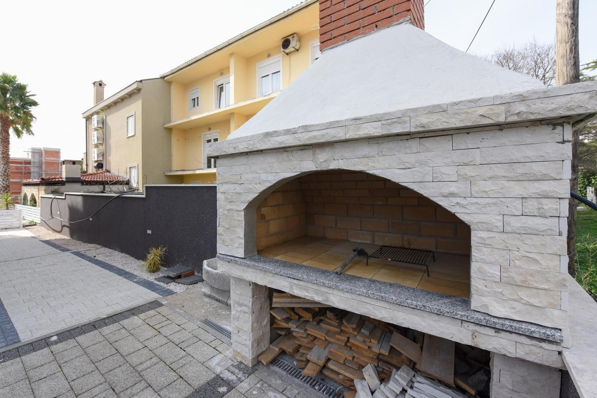Luxurious Urban Retreat With Whirlpool And Private Parking