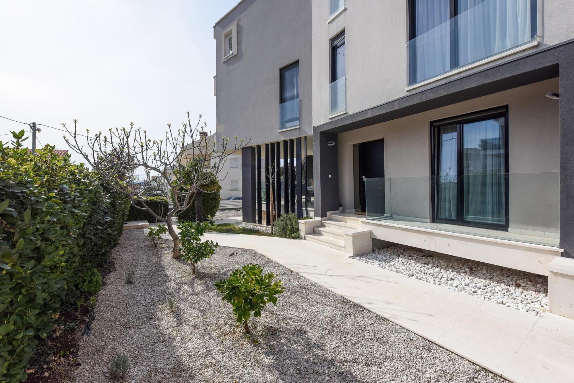Luxurious Urban Retreat With Whirlpool And Private Parking Zadar