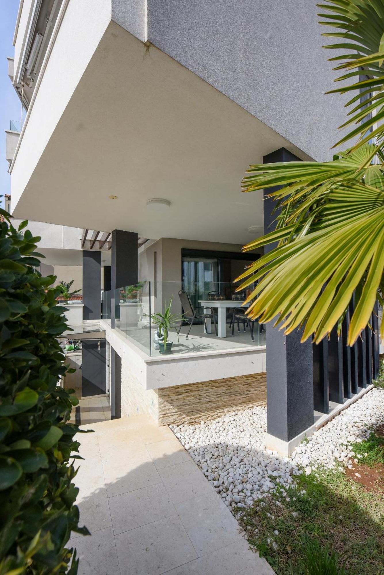 Appartement Luxurious Urban Retreat With Whirlpool And Private Parking