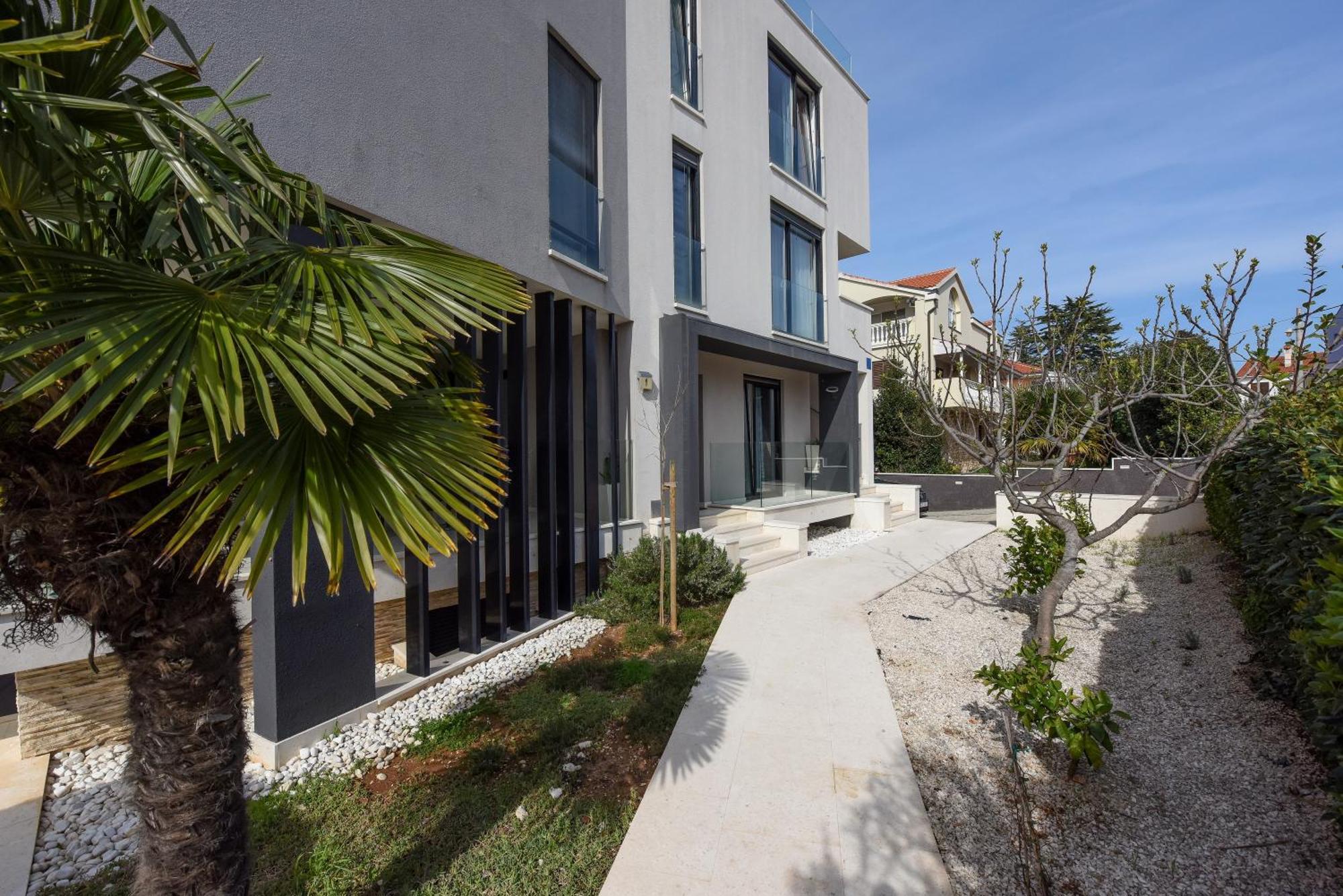 Appartement Luxurious Urban Retreat With Whirlpool And Private Parking